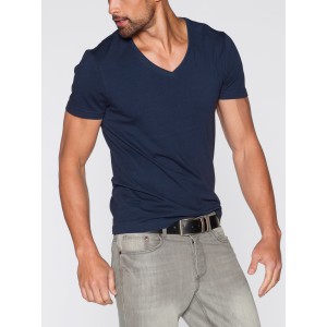 T-shirt a lezúduló nyakkivágással