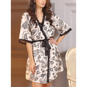 nyomott ruha csipkével