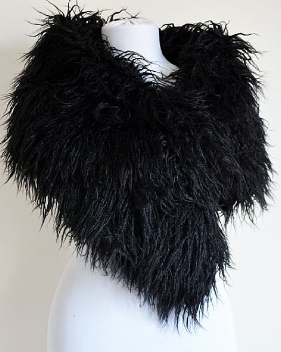 Collar with curly hair