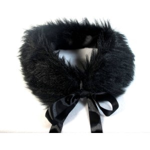 Round collar with shiny hair