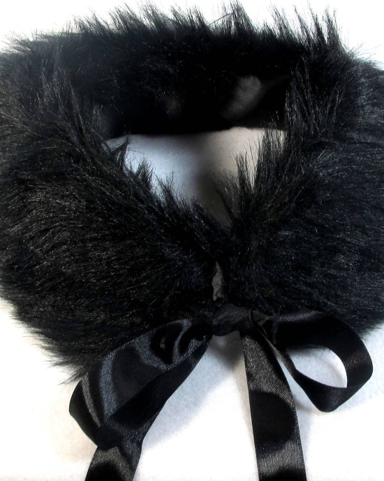 Round collar with shiny hair