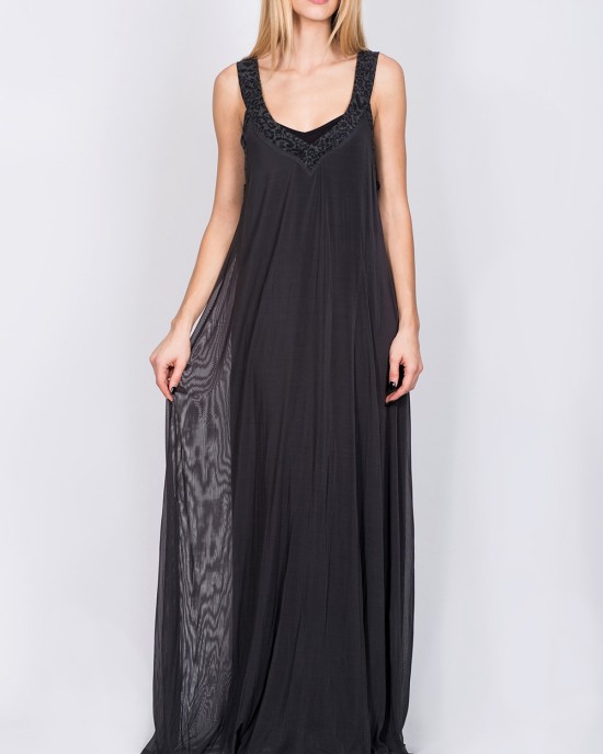 Formal dress of tulle with lace