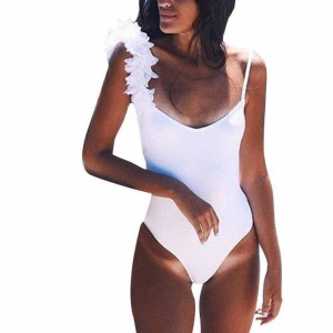 Csábító test vékony pántokkal