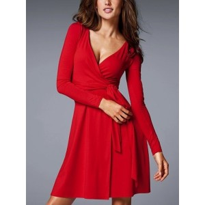 Elegáns ruha lezúduló nyakkivágással